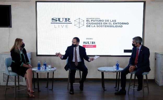 La alcaldesa de Marbella y el de Benalmádena en el debate moderado por el director de SUR. 