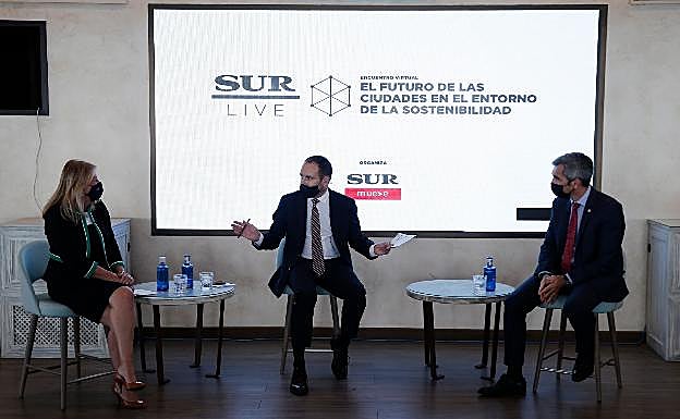 La alcaldesa de Marbella y el de Benalmádena en el debate moderado por el director de SUR. 