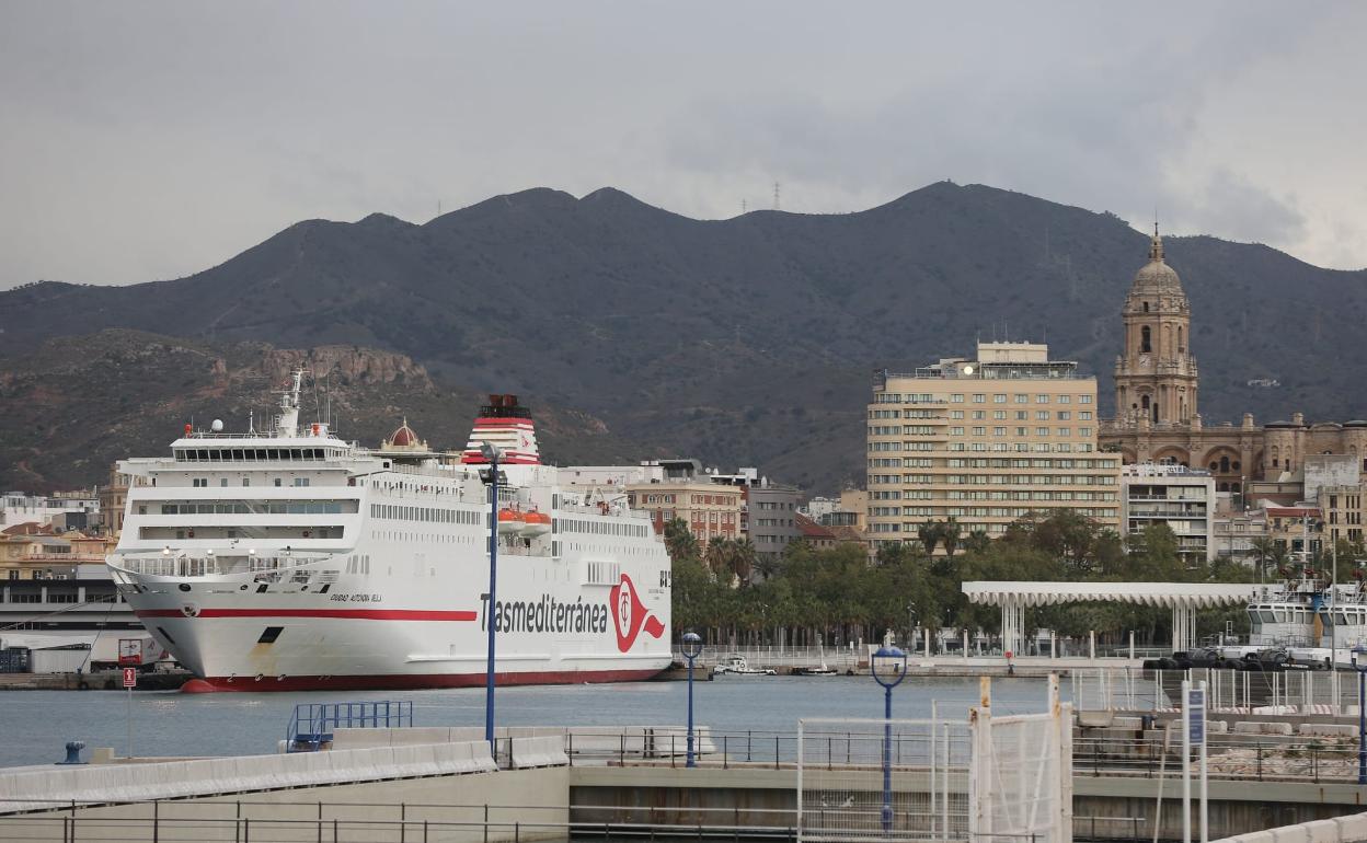 Ferry de Trasmediterránea amarrado en el muelle 3 del Puerto de Málaga. 