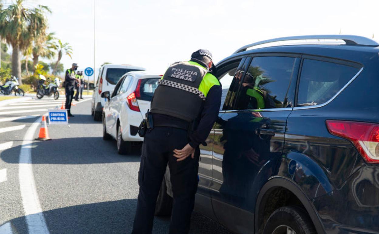 Control de la Policía Local entre Nerja y Torrox. 