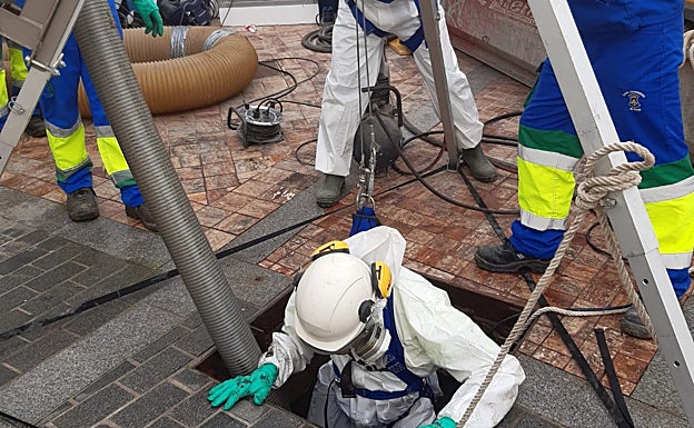 Operarios de Aguas de Narixa, durante los trabajos en el alcantillado. 