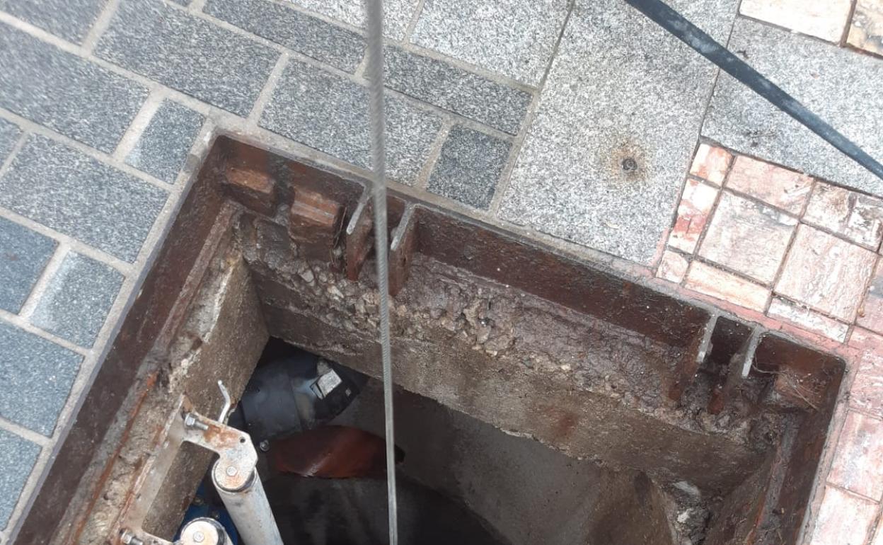 Un operario de Aguas de Narixa, durante los trabajos en una alcantarilla. 