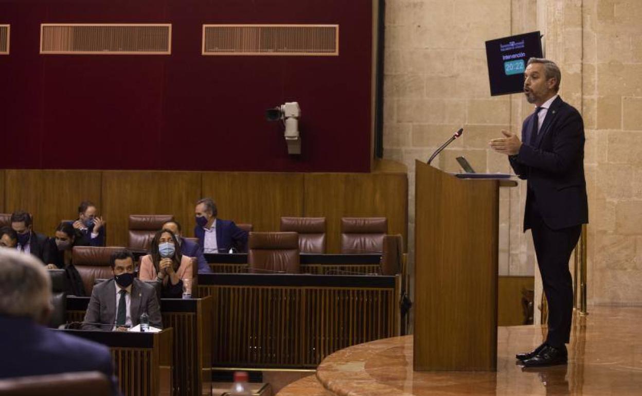 El consejero de Hacienda y Financiación Europea, Juan Bravo (d), durante su intervención en el Debate de totalidad del proyecto de Ley de Presupuestos de la Comunidad Autónoma de Andalucía para 2021. 