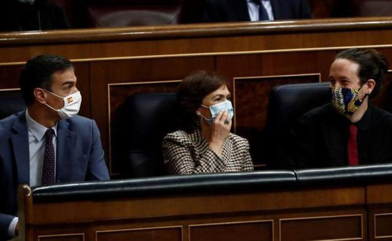 Pedro Sánchez, Carmen Calvo y Pablo Iglesias en el Congreso