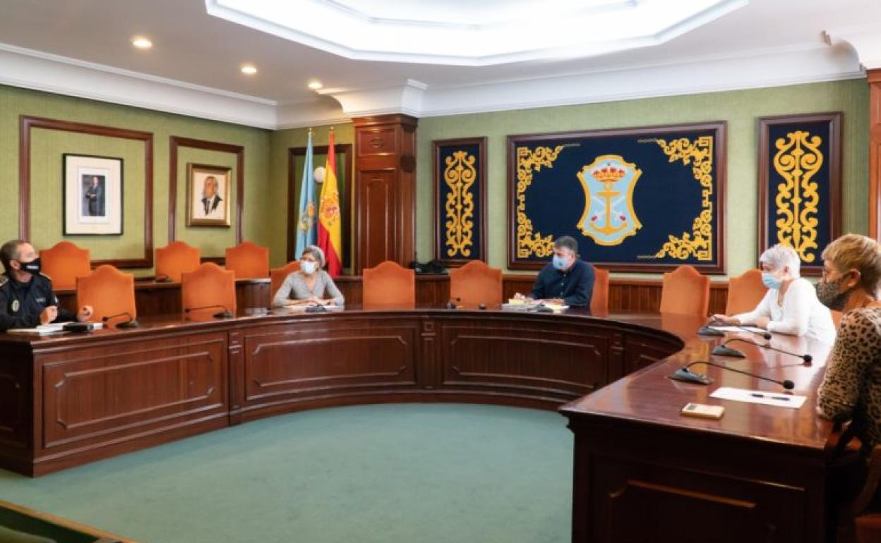 Imagen de la reunión celebrada en el salón de plenos. 