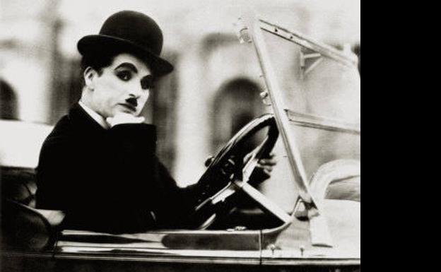 Charlie Chaplin al volante