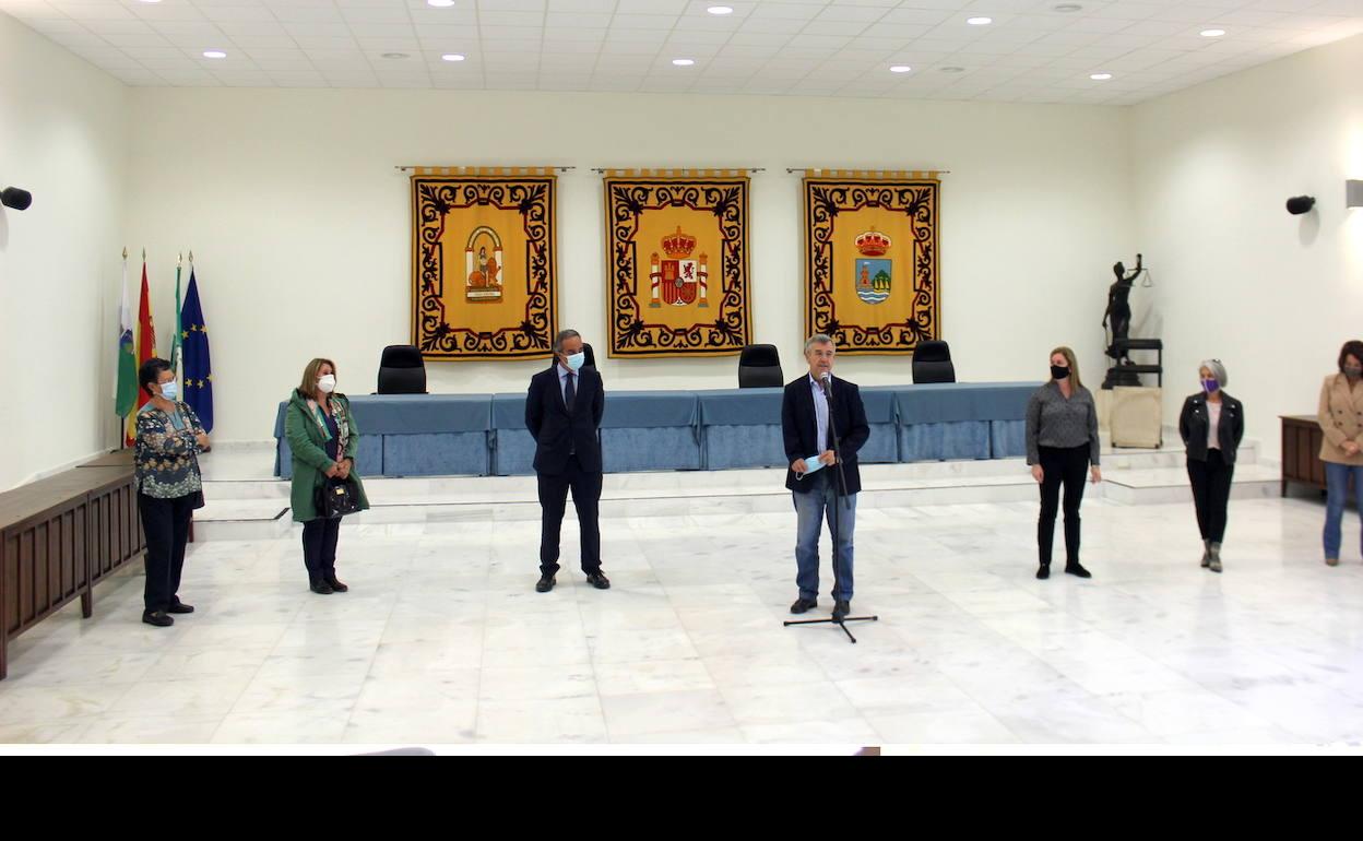 Acto de entrega de las subvenciones, con representantes de los colectivos sociales. 