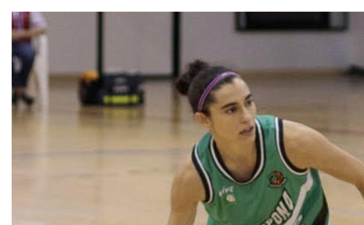Pili Arrivi, del Estepona y Gema García, del Unicaja, las capitanas.