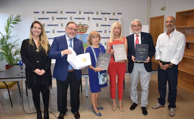 Momento de la presentación del volumen galardonado con el Premio Julíán Sesmero de Investigación Histórica que otorga el Ayuntamiento de Alhaurín de la Torre.