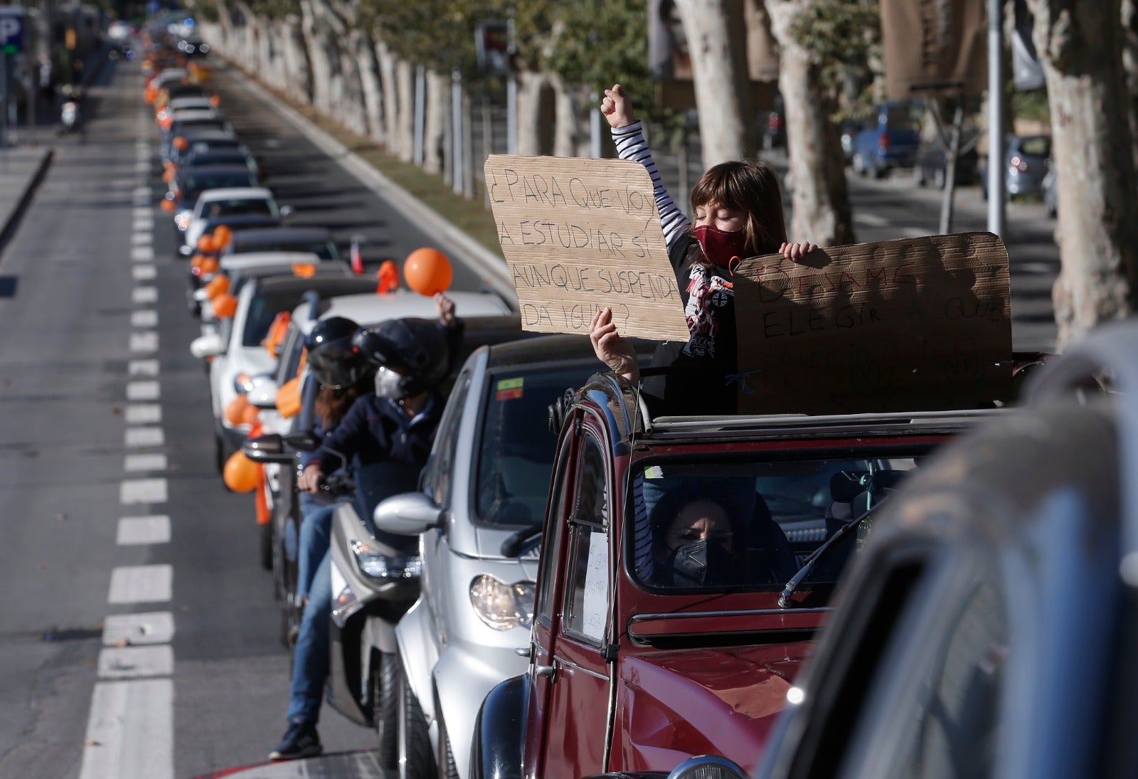 Convocada por la plataforma Más libres, Más plurales, Más iguales -reúne a centros privados y privados concertados- profesores, padres y ciudadanos se han montado en sus vehículos para denunciar esta nueva ley educativa.