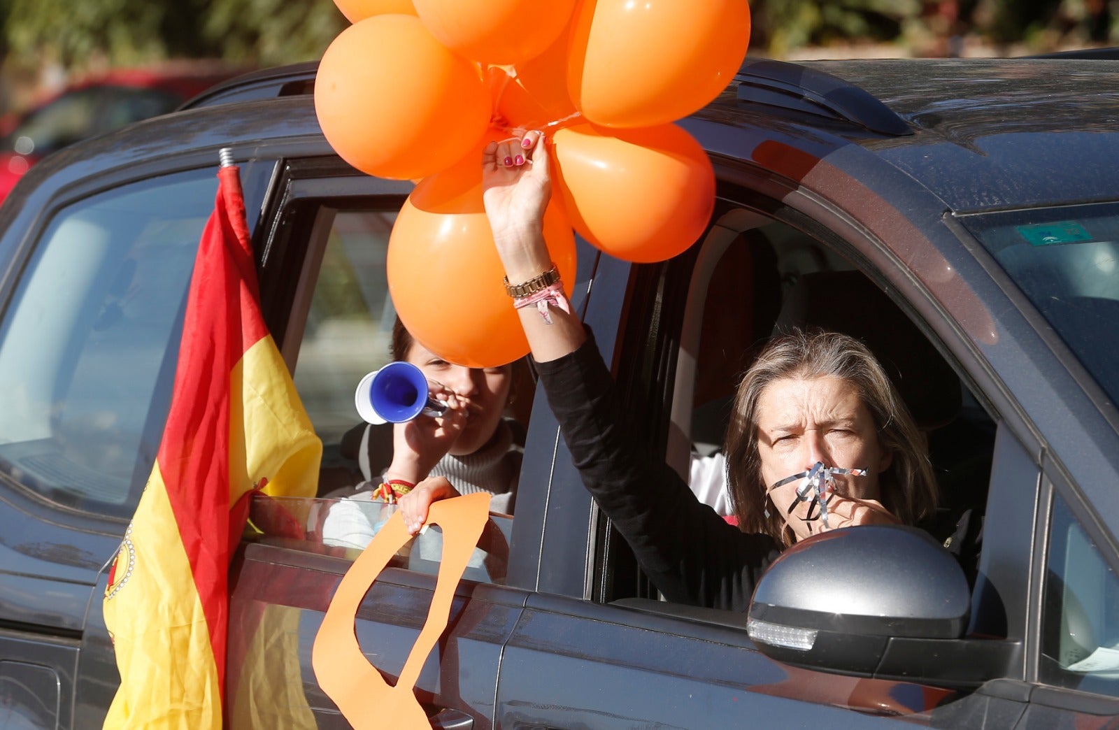 Convocada por la plataforma Más libres, Más plurales, Más iguales -reúne a centros privados y privados concertados- profesores, padres y ciudadanos se han montado en sus vehículos para denunciar esta nueva ley educativa.