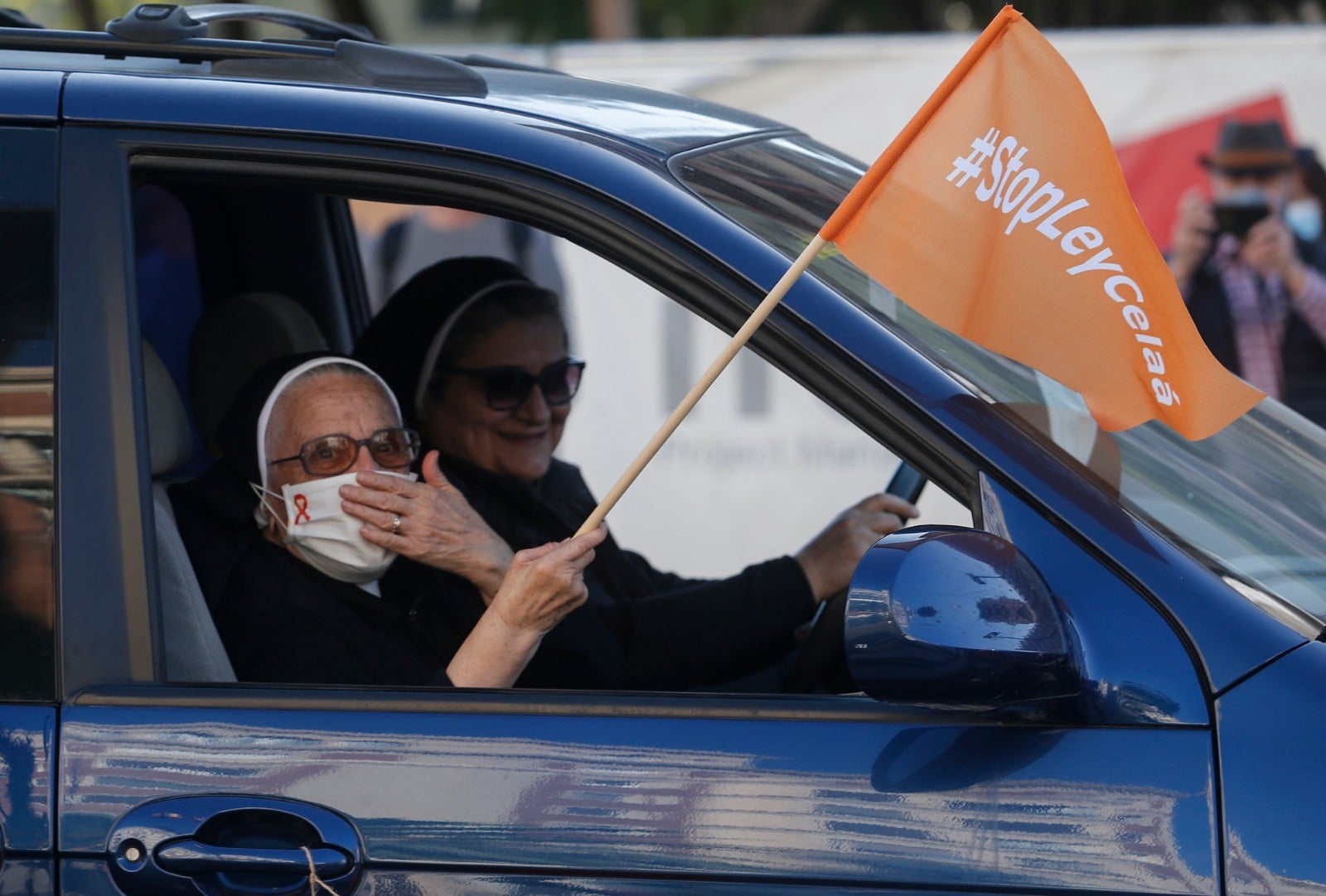 Convocada por la plataforma Más libres, Más plurales, Más iguales -reúne a centros privados y privados concertados- profesores, padres y ciudadanos se han montado en sus vehículos para denunciar esta nueva ley educativa.