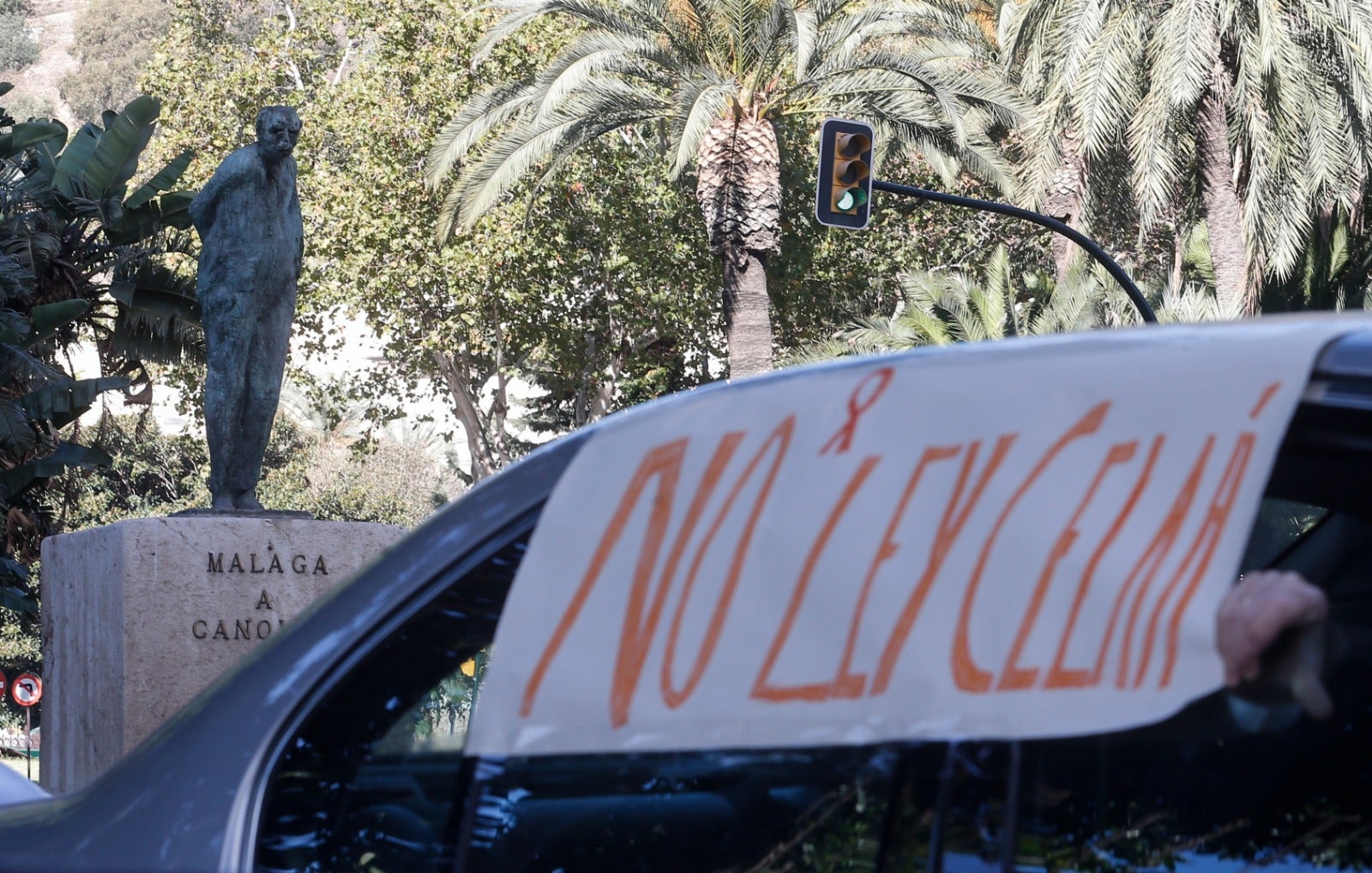 Convocada por la plataforma Más libres, Más plurales, Más iguales -reúne a centros privados y privados concertados- profesores, padres y ciudadanos se han montado en sus vehículos para denunciar esta nueva ley educativa.