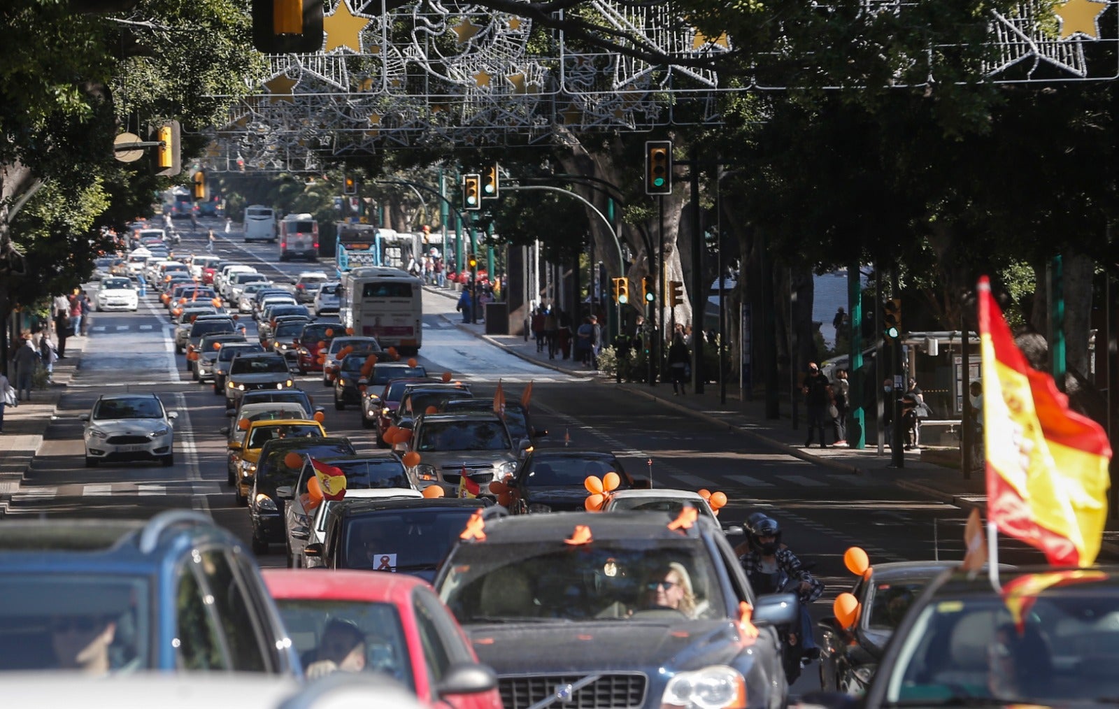Convocada por la plataforma Más libres, Más plurales, Más iguales -reúne a centros privados y privados concertados- profesores, padres y ciudadanos se han montado en sus vehículos para denunciar esta nueva ley educativa.