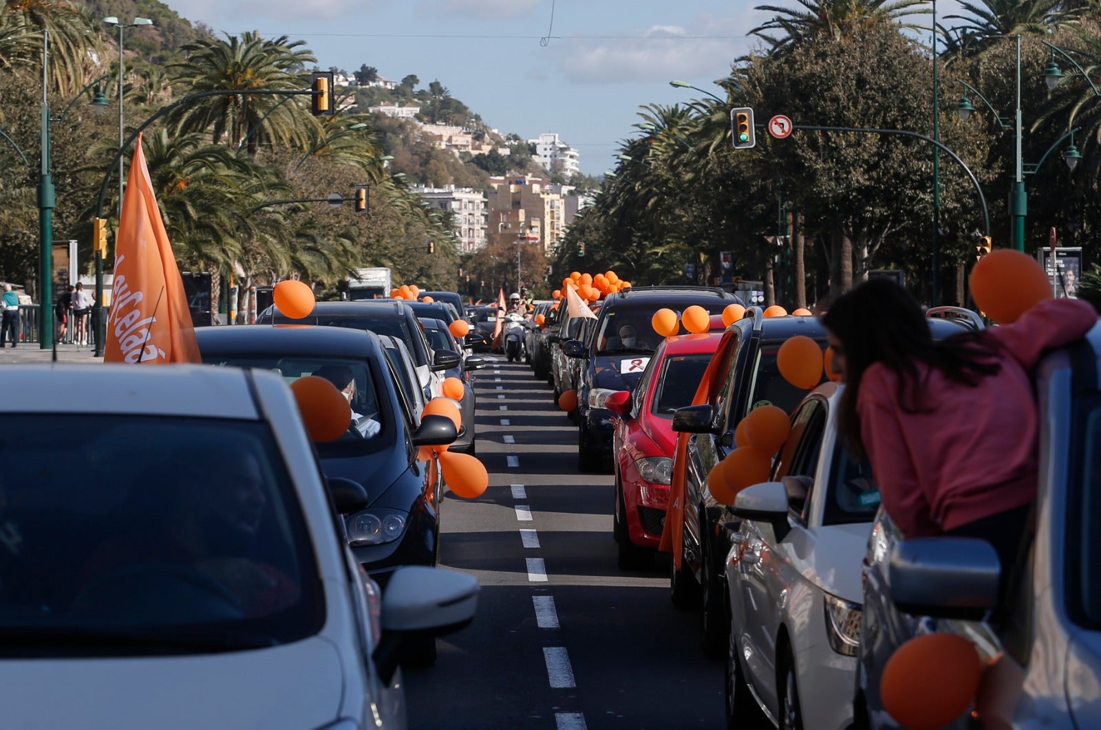 Convocada por la plataforma Más libres, Más plurales, Más iguales -reúne a centros privados y privados concertados- profesores, padres y ciudadanos se han montado en sus vehículos para denunciar esta nueva ley educativa.