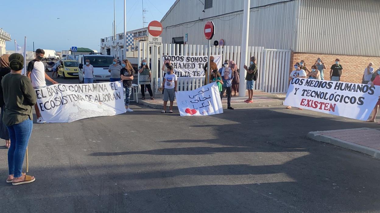 Imagen de una de las concentraciones protagonizadas por la familia el pasado agosto en Caleta para reclamar que se busque el cuerpo de Mohamed.