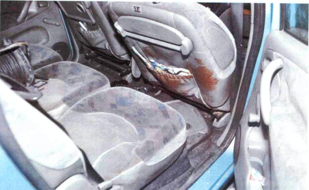 Interior del coche en el que presuntamente fue transportado el cuerpo.