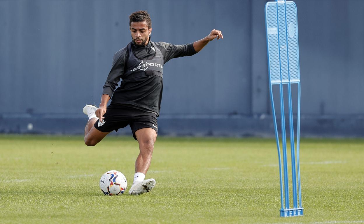 Benkhemassa, durante un entrenamiento reciente con el Málaga en el Anexo de La Rosaleda.