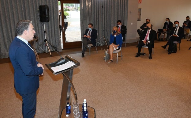 Elías Bendodo, durante su intervención en el foro