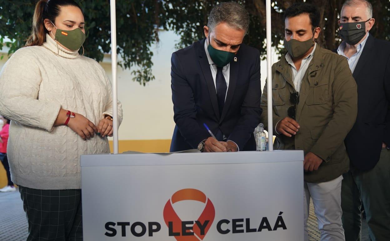 Bendodo firmando su rechazo a la nueva ley educativa.