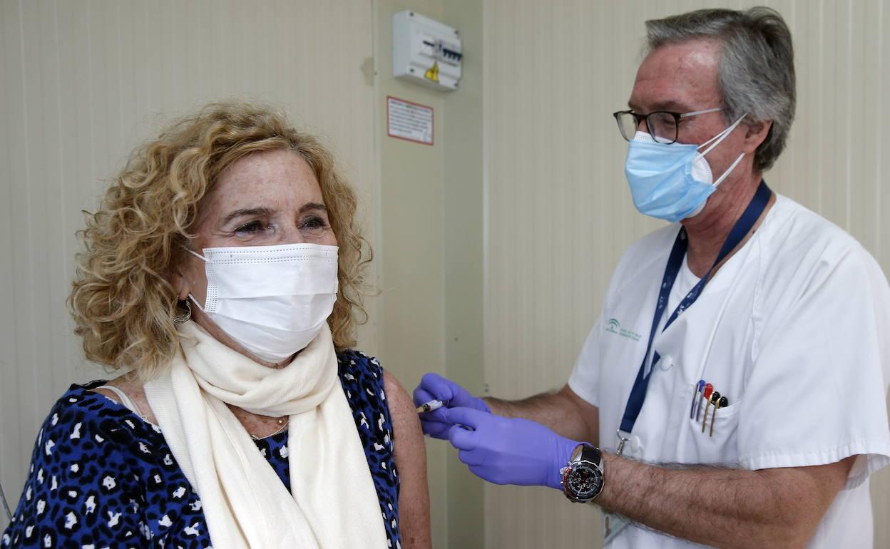 Una mujer es vacunada en un centro de salud de Málaga. 