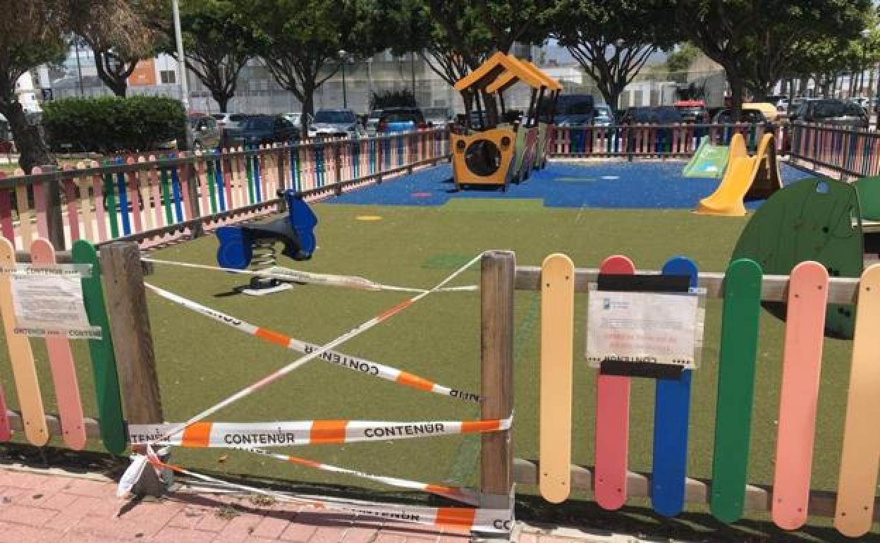 Los parques infantiles suelen precintarse para recordar que no pueden usarse. 