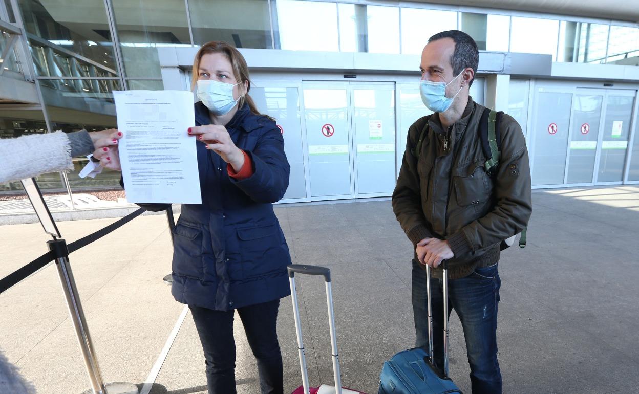 Un matrimonio belga (Elisabeth y Christoph) han sido los primeros pasajeros en llegar a Málaga con una PCR negativa