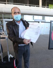 Imagen secundaria 2 - Viajeros muestran a los medios sus resultados de PCR negativas. 