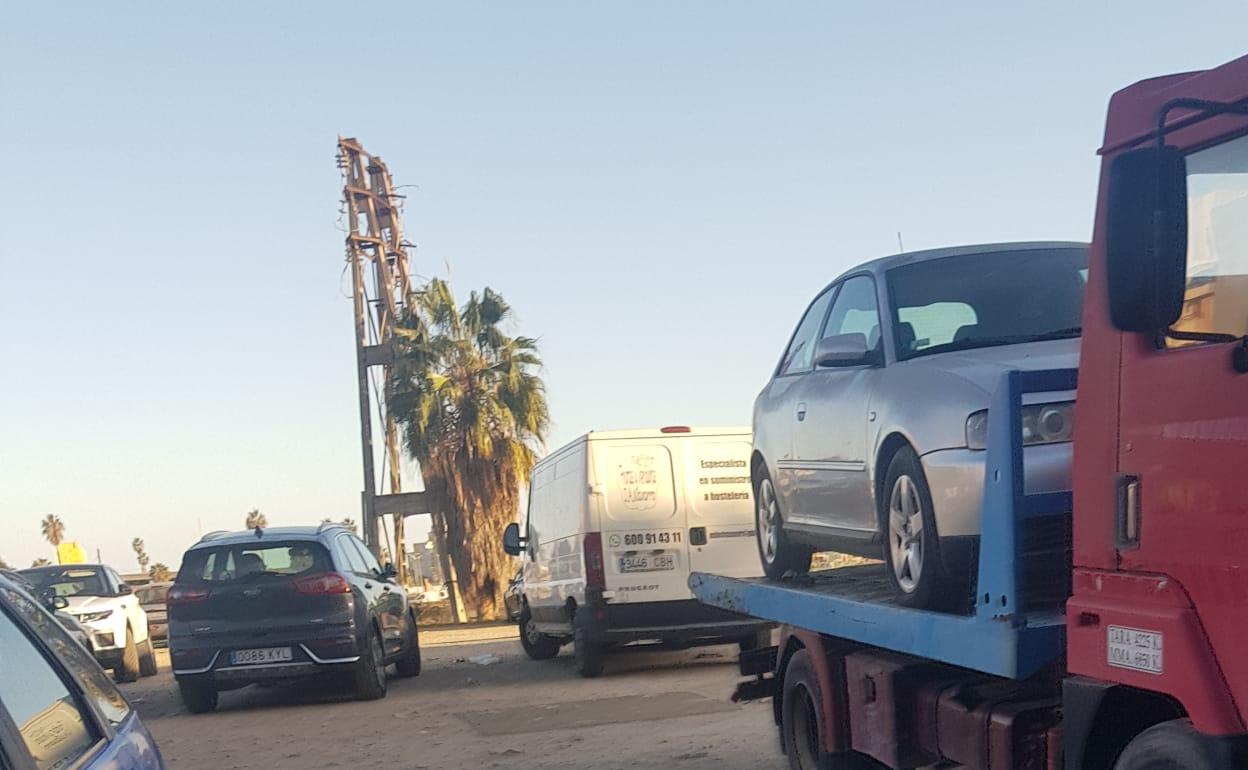 Vista del tereno del parking, que se encuentra sucio a muchas horas del día. 