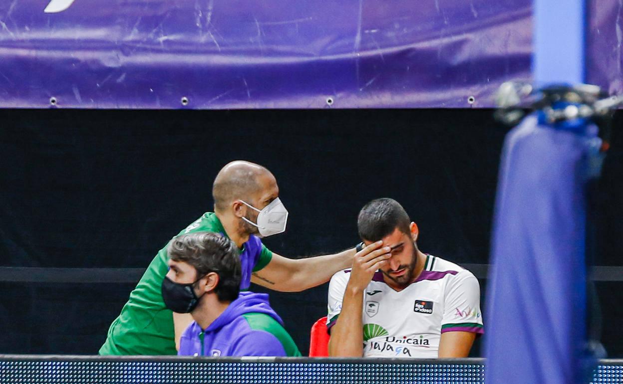 Jaime Fernández, dolido en el banquillo en Madrid el domingo tras lesionarse. 