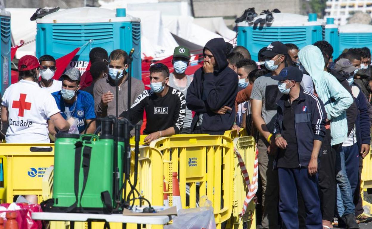 Migrantes llegados a Gran Canaria en el puerto de Arguineguín. 