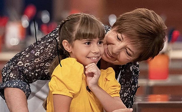 Celia Villalobos junto a su nieta Alma, en su última gala en Masterchef Celebrity. 