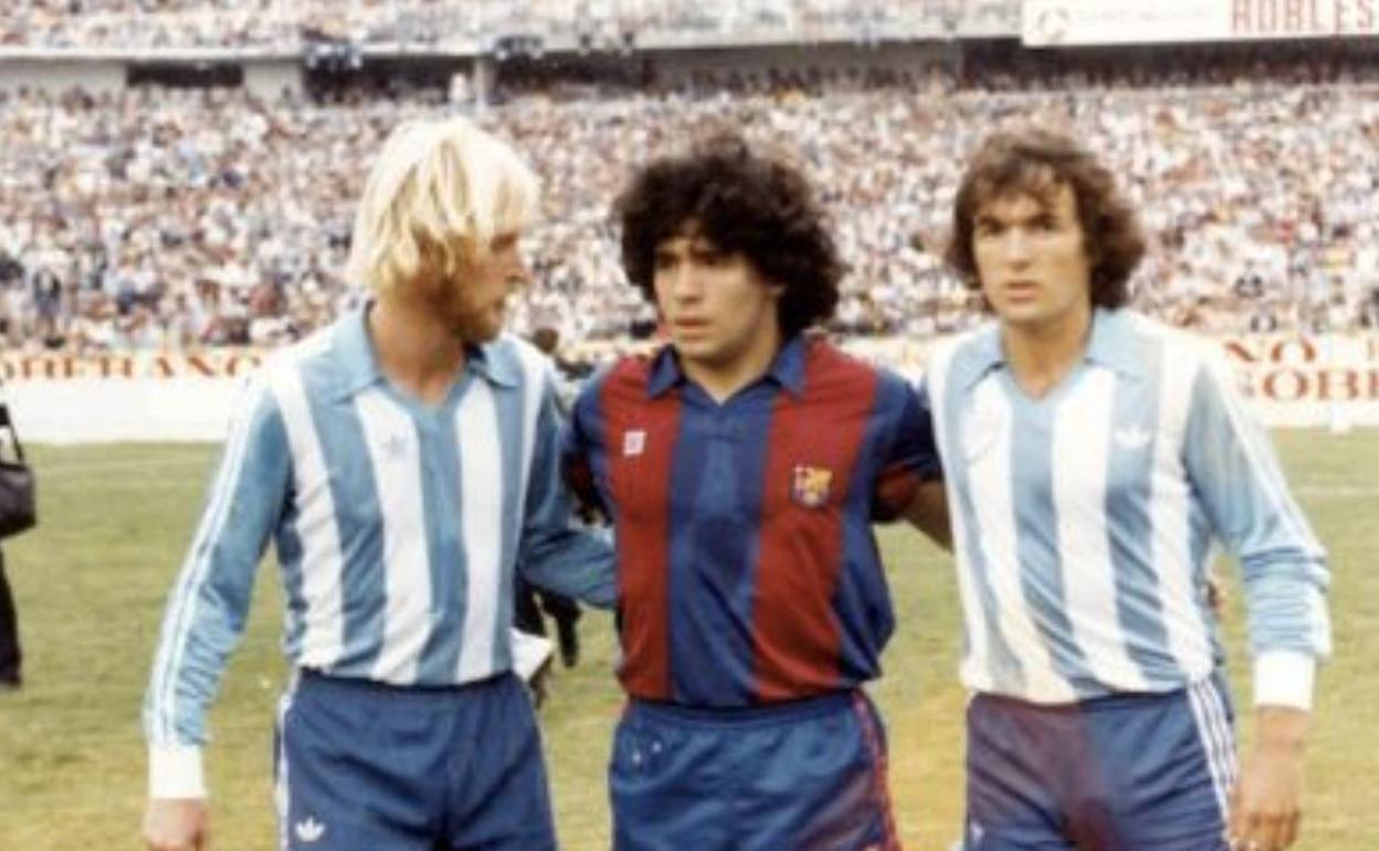 Imagen del único partido de Maradona en La Rosaleda, posando antes del encuentro con los también argentinos del C.D. Málaga Regenhardt y Fernando Rodríguez (a la derecha).