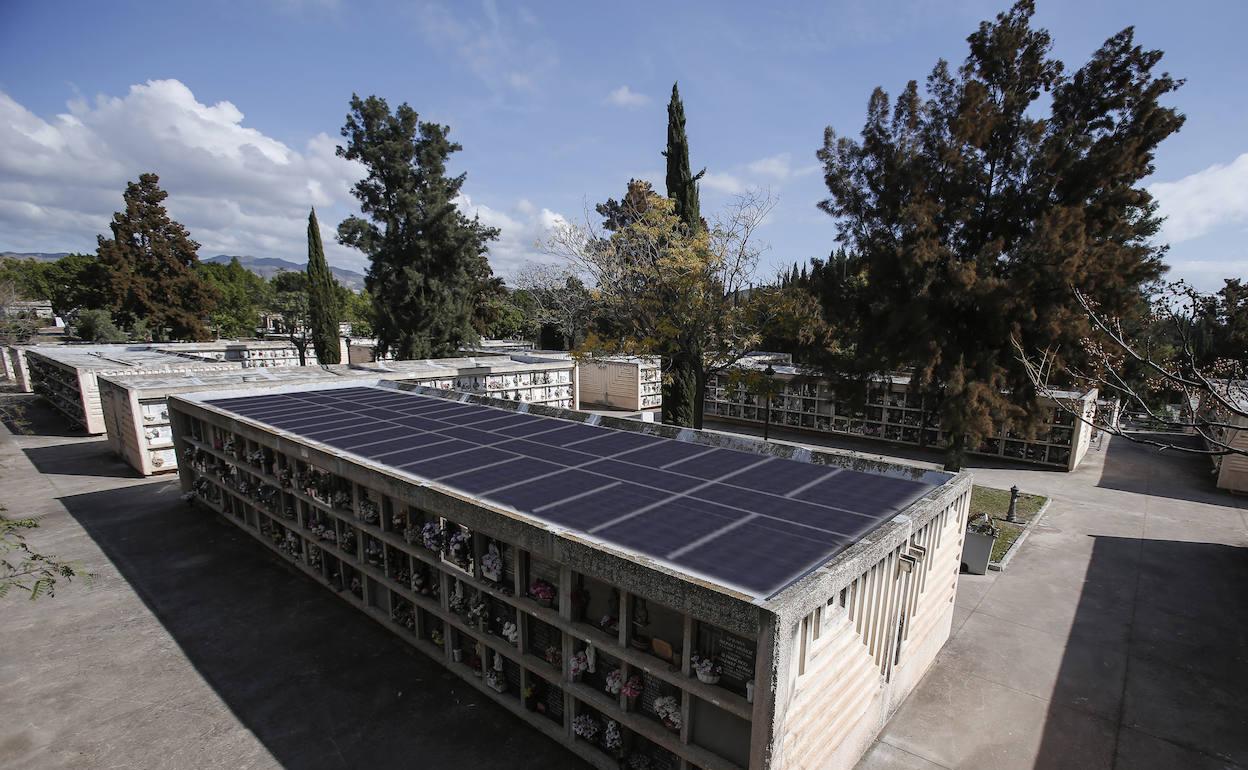 Recreación del proyecto de instalación de paneles solares en el cementerio de San Gabriel. 