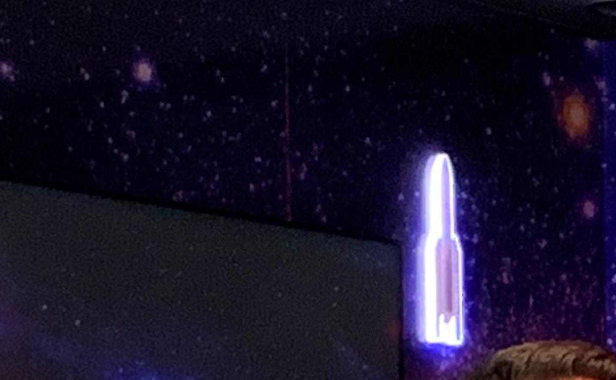 Álvaro Soria posa junto a una plataforma que se utilizan para aterrizar sobre la superficie lunar. 