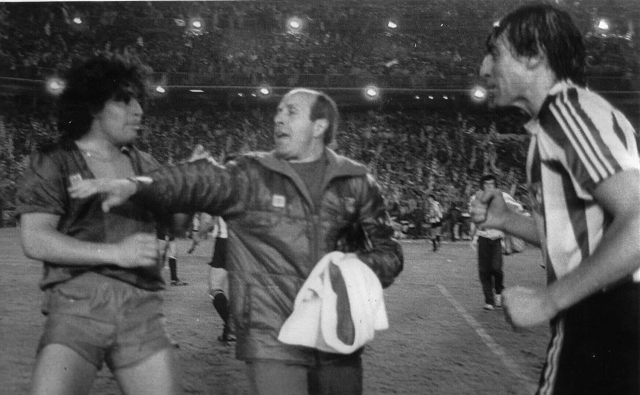 Diego Maradona y Manu Sarabia, tras la accidental final de Copa que le ganó el Athletic al Barça en el Bernabéu