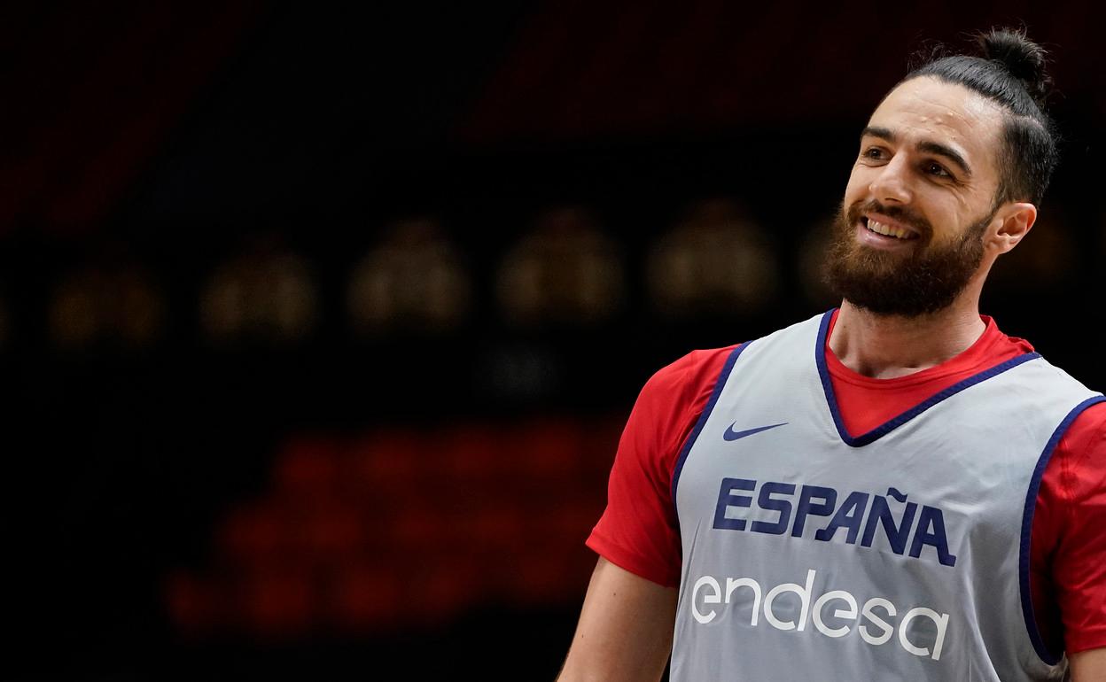 Francis Alonso bromea durante un entrenamiento de la selección española en Valencia.