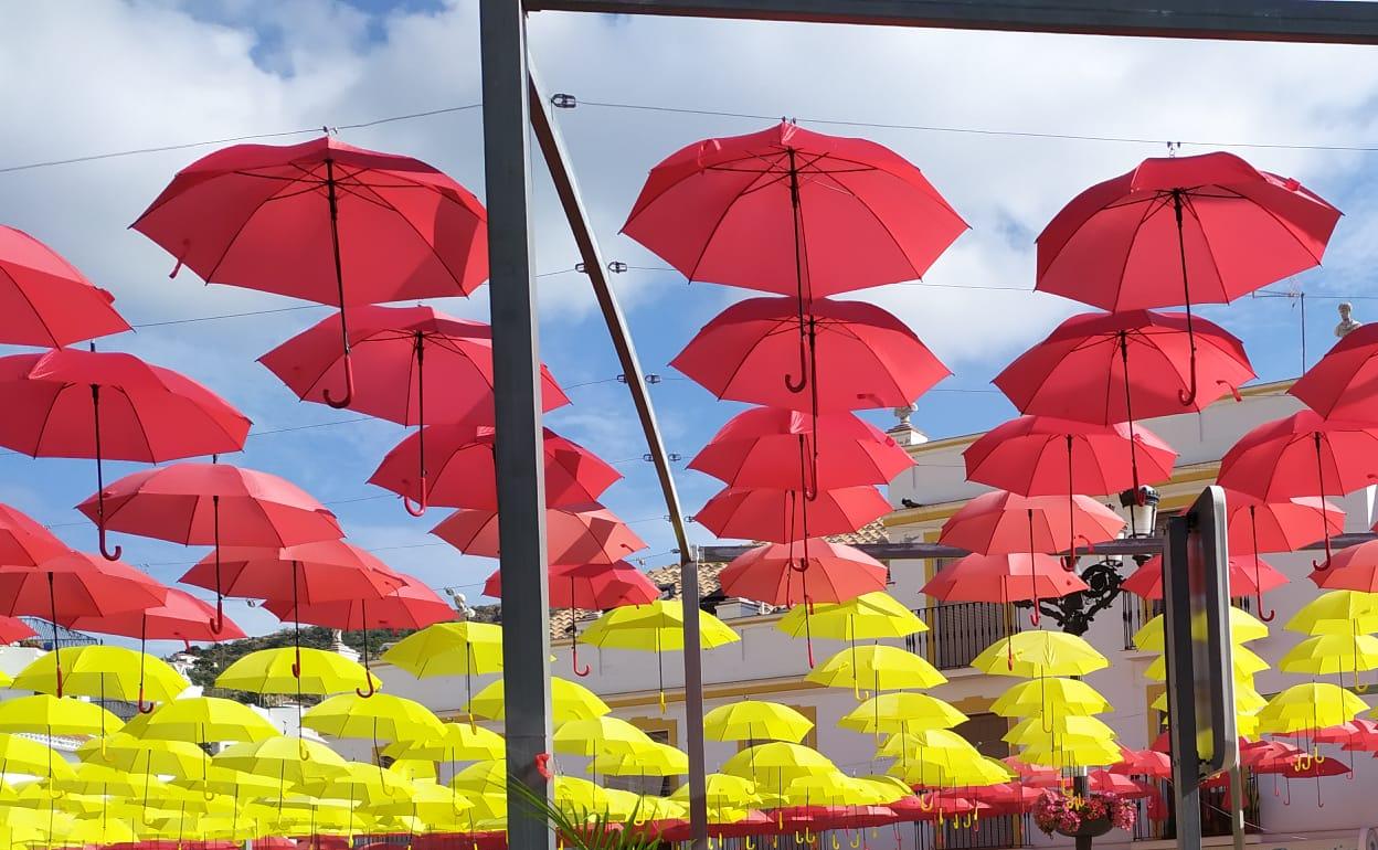 Concentración de los empresarios de playa de Torrox frente al Ayuntamiento. 