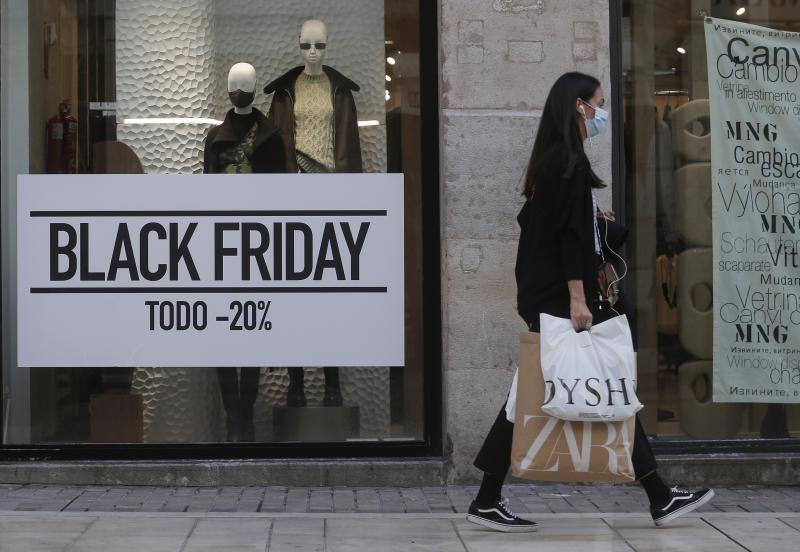 Numerosos establecimientos del Centro de Málaga lanzan ofertas este viernes negro para incentivar el consumo antes de la Navidad