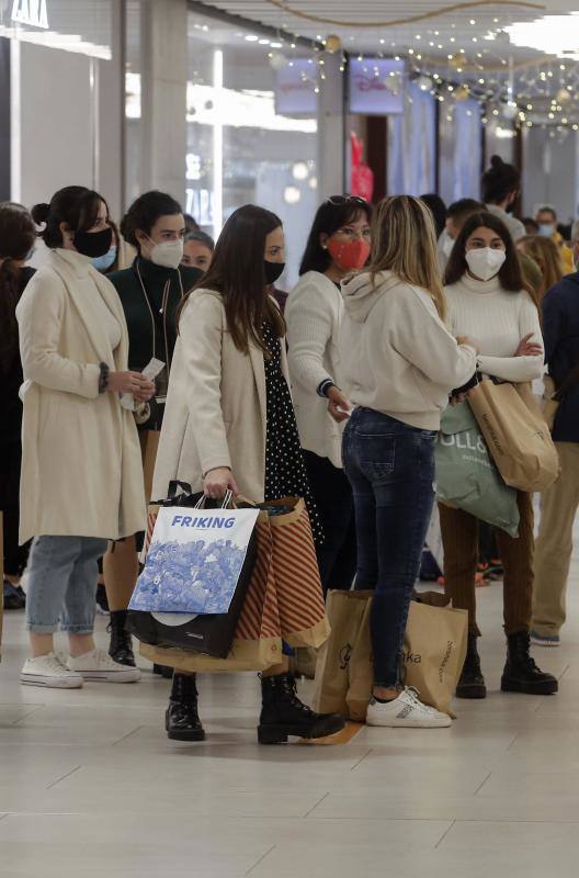 Numerosos establecimientos del Centro de Málaga lanzan ofertas este viernes negro para incentivar el consumo antes de la Navidad