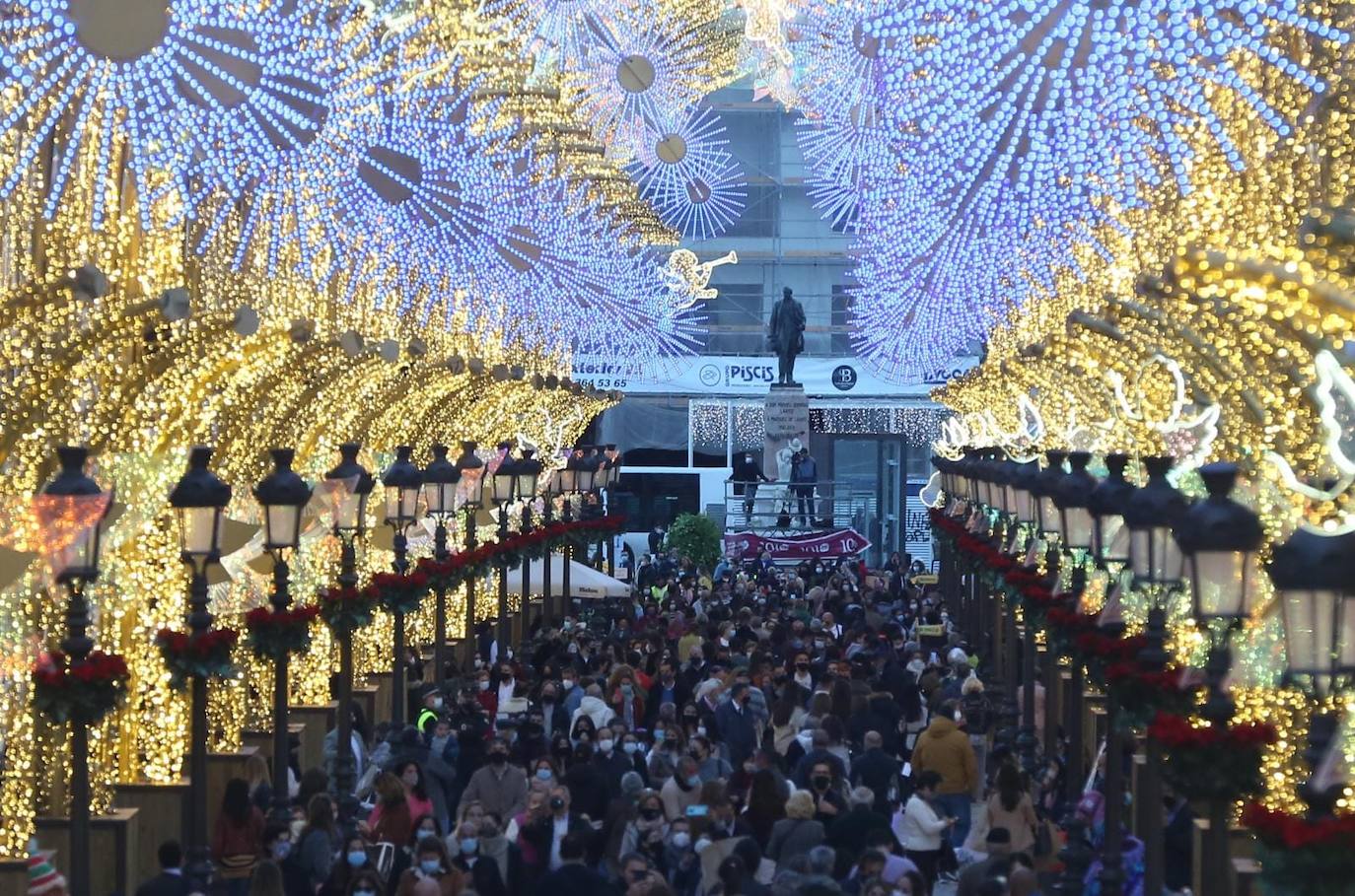 El Centro y los barrios ya lucen su decoración navideña. 