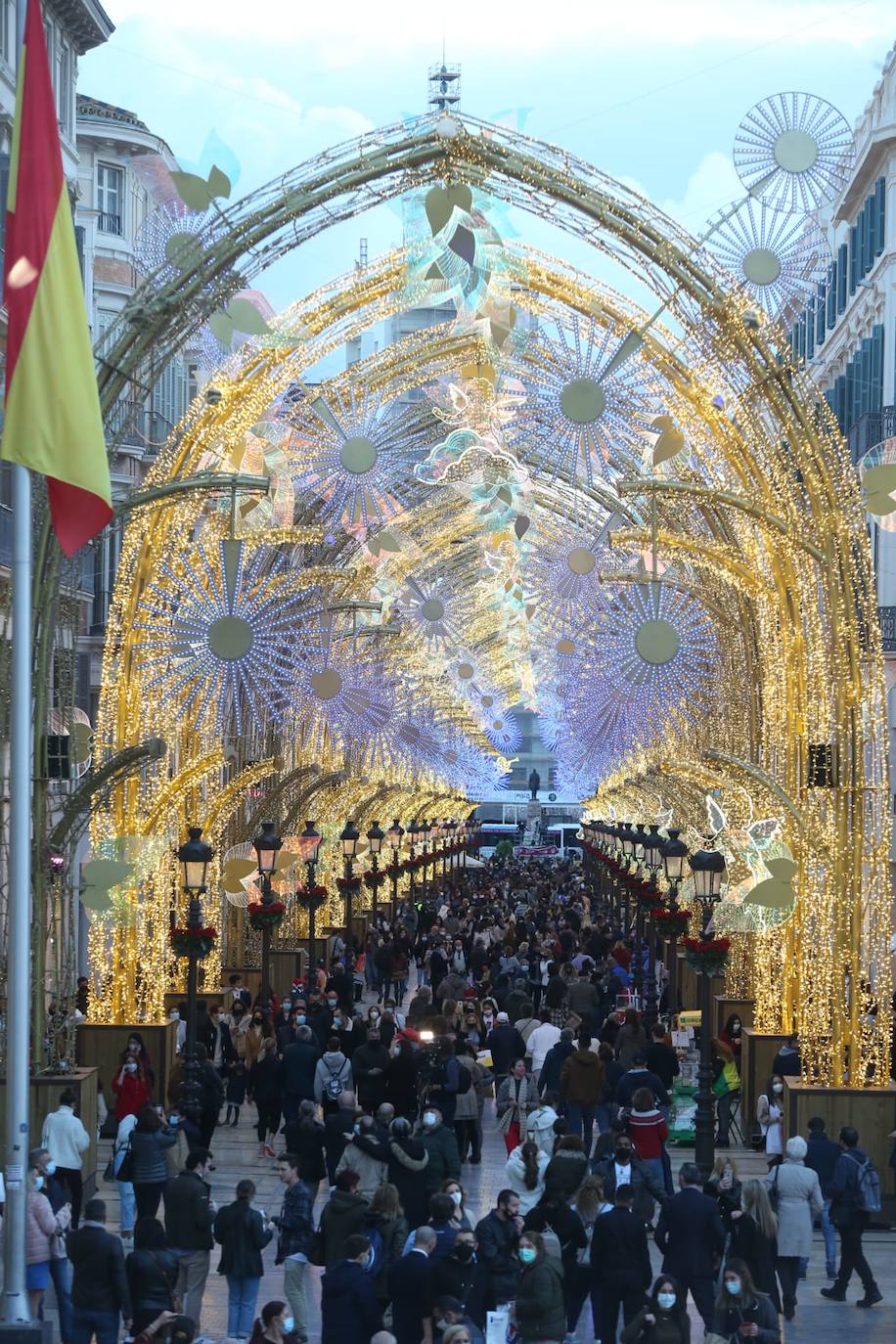 El Centro y los barrios ya lucen su decoración navideña. 