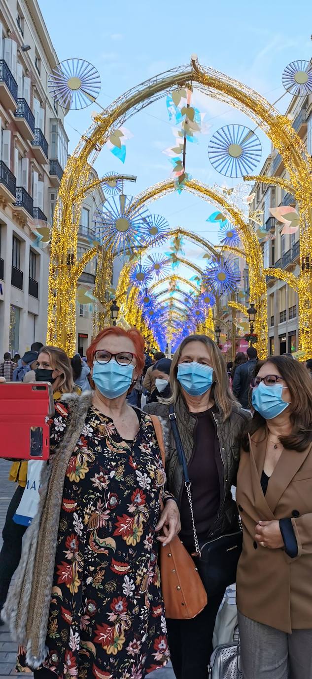 El Centro y los barrios ya lucen su decoración navideña. 