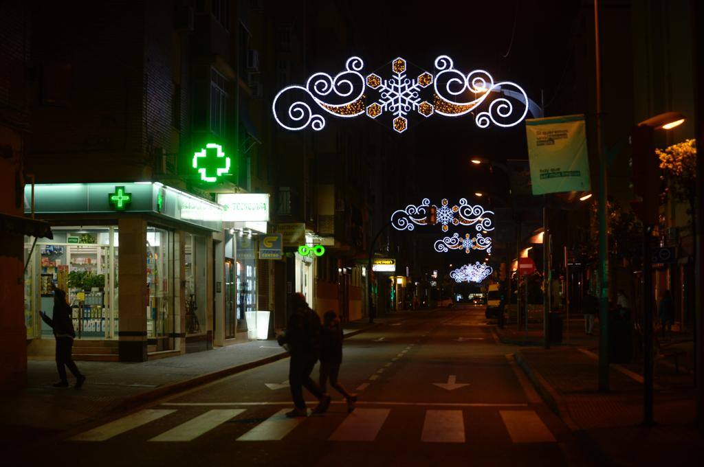 El Centro y los barrios ya lucen su decoración navideña. 
