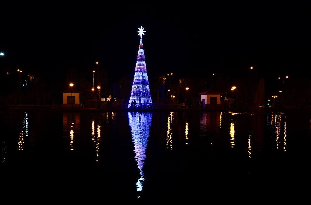 El Centro y los barrios ya lucen su decoración navideña. 