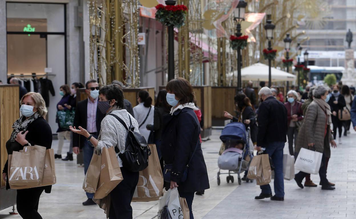 Calle Larios a media mañana durante el Black Friday 2020. 