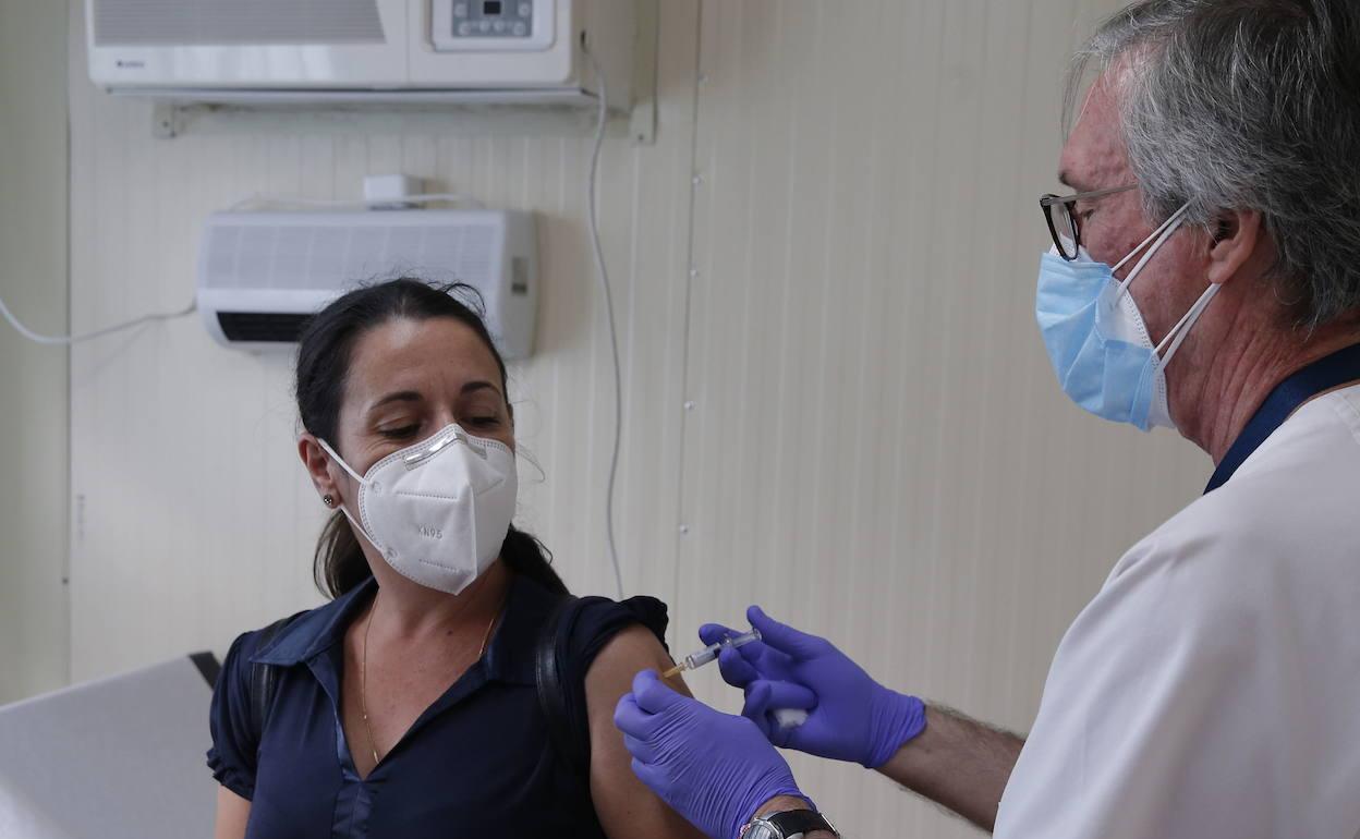 Un enfermero pone la vacuna de la gripe en un centro de salud de Málaga. 