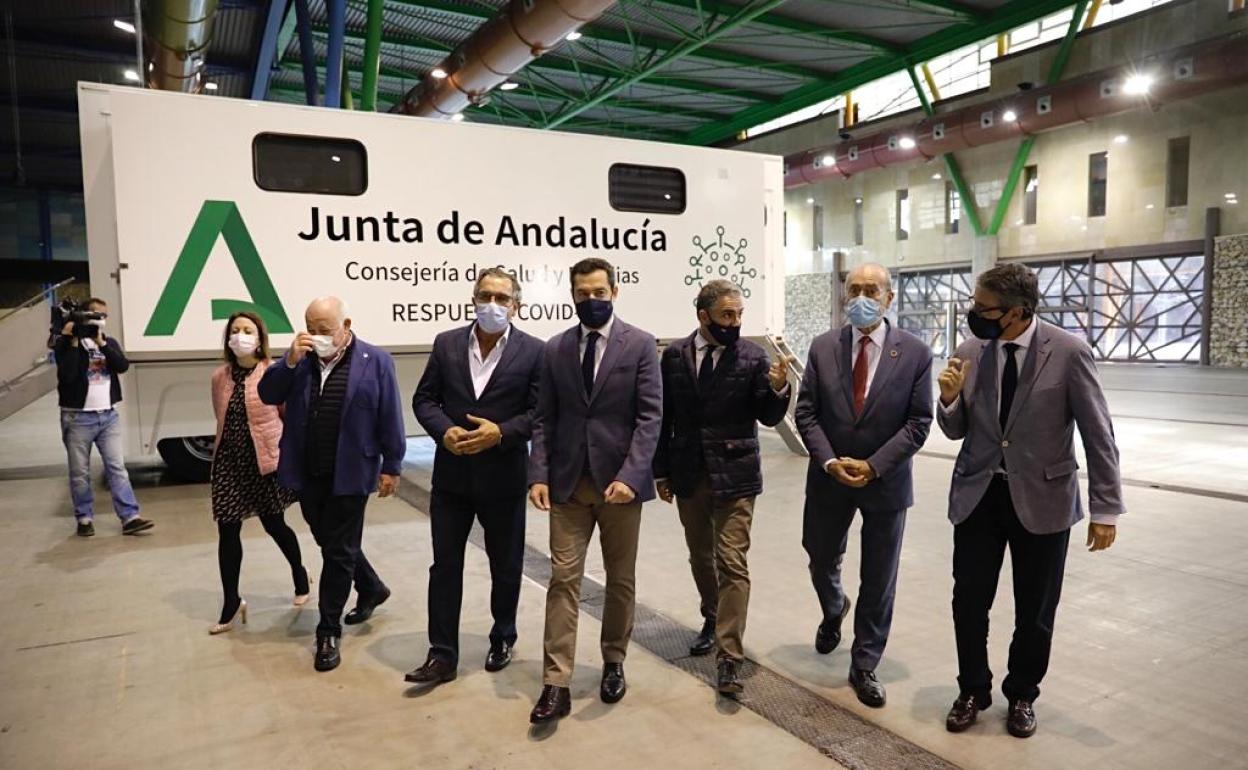 Moreno, junto al resto de autoridades, esta mañana en Málaga.