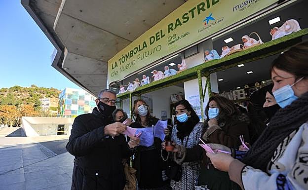 El presidente de Diputación, Francisco Salado, ayer en el Rastrillo de Nuevo Futuro