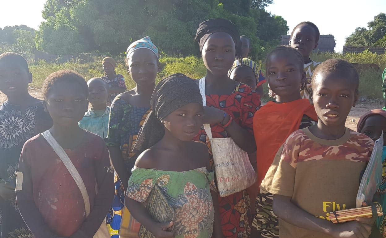 Grupo de niños en una aldea de Chad.